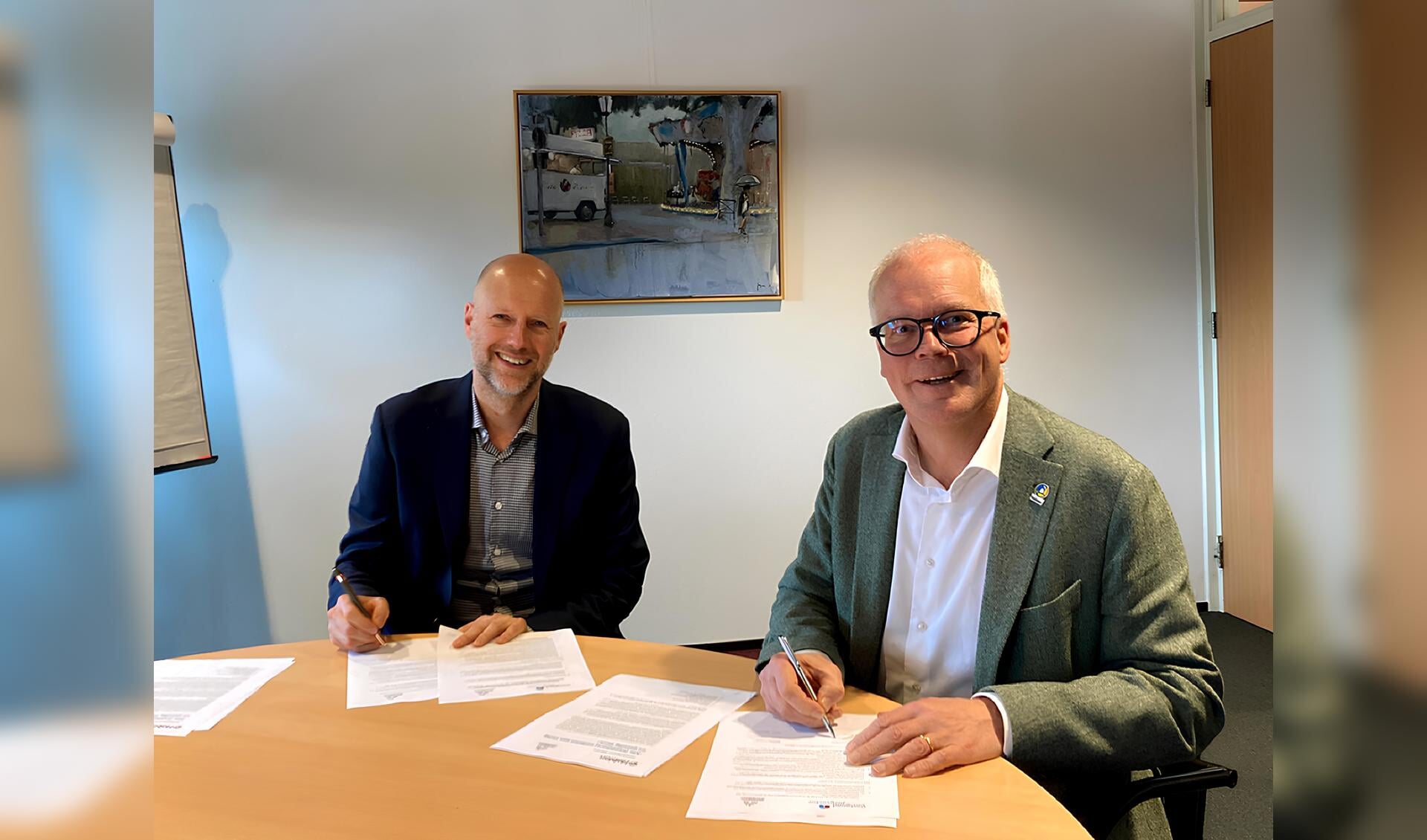 Wethouder Jasper Bloem van gemeente Zutphen en directeur Habion Ton de Rond hebben de prestatieafspraken voor de periode 2024 – 2033 getekend. Foto: PR