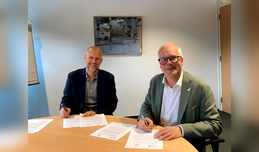 Wethouder Jasper Bloem van gemeente Zutphen en directeur Habion Ton de Rond hebben de prestatieafspraken voor de periode 2024 – 2033 getekend. Foto: PR