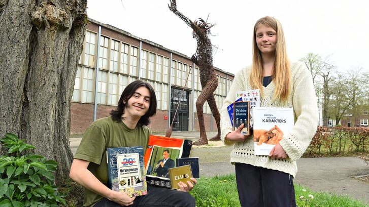 Morris Putman en rechts Hannah de Boer met boeken, een plaat en cd’s die ze vorig jaar bij Amnesty Internationale boeken en platen markt hebben gescoord.