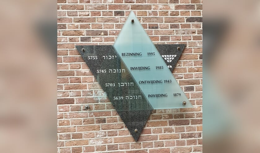 Plaquette aan de buitenmuur van de Synagoge. Foto: I. van 't Hoff