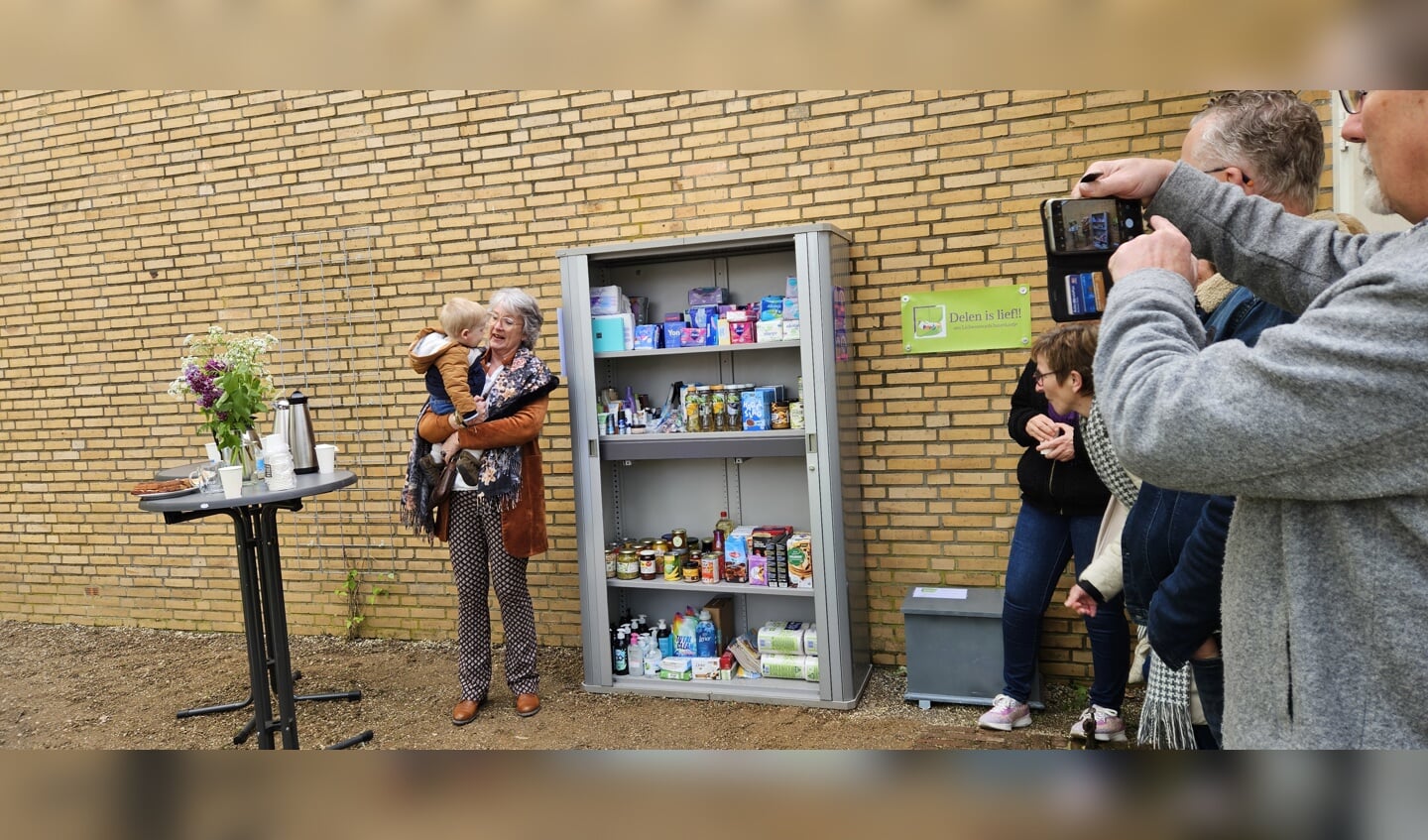 Anja Scholten opent samen met haar kleinzoon Ted de eerste voedselkast in Lichtenvoorde. Foto: Dinès Quist 