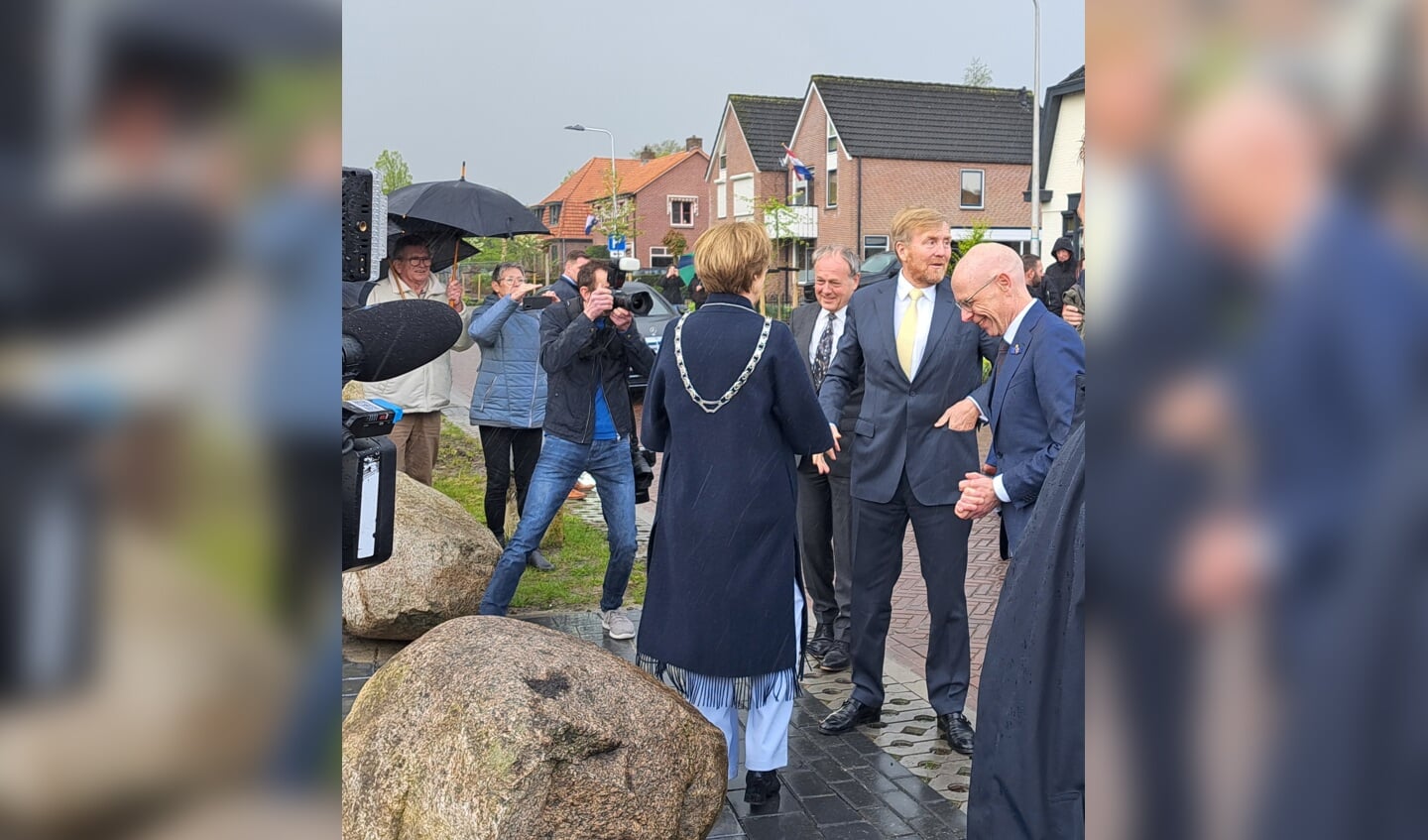 De koning kijkt nog even achterom naar het publiek voordat hij burgemeester Bronsvoort de hand schudt. Foto: Kyra Broshuis