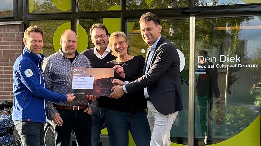 Den Diek ontvangt een cheque van 10.000 euro van het Rabo Coöperatiefonds. Vlnr: Dirk Pothof, Jeroen Dusseldorp, Freek Jansen, Birgitte Goossens en Hans de Guchte. Foto: PR