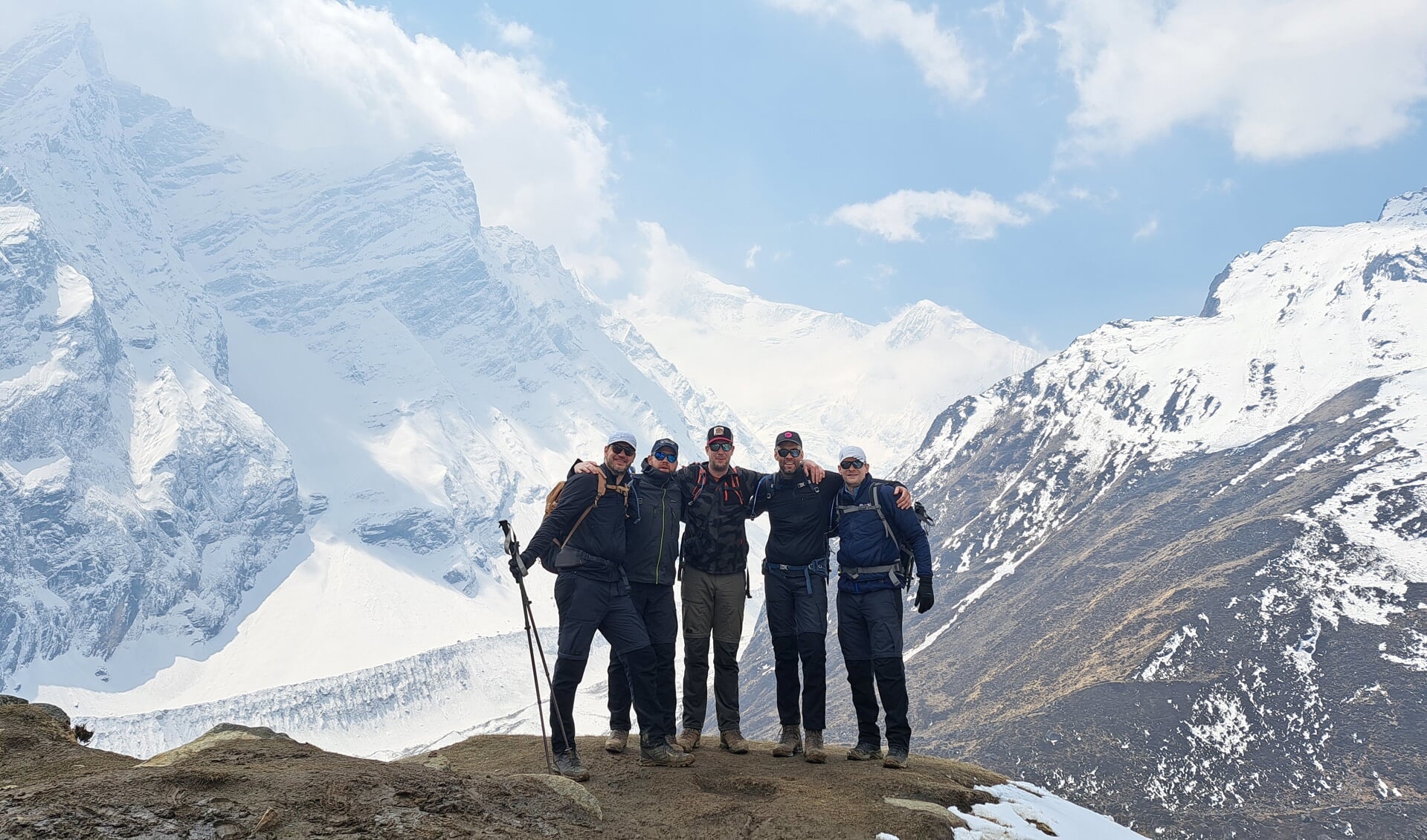 Kamaradengroep De Bözzels bereikt de top van de Larke Pass in het Himalaya-gebergte. Foto: eigen foto