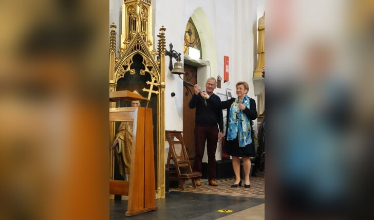 Burgemeester Marja van der Tas en Jaap Duijvestein openen tentoonstelling August Klawer. Foto: PR