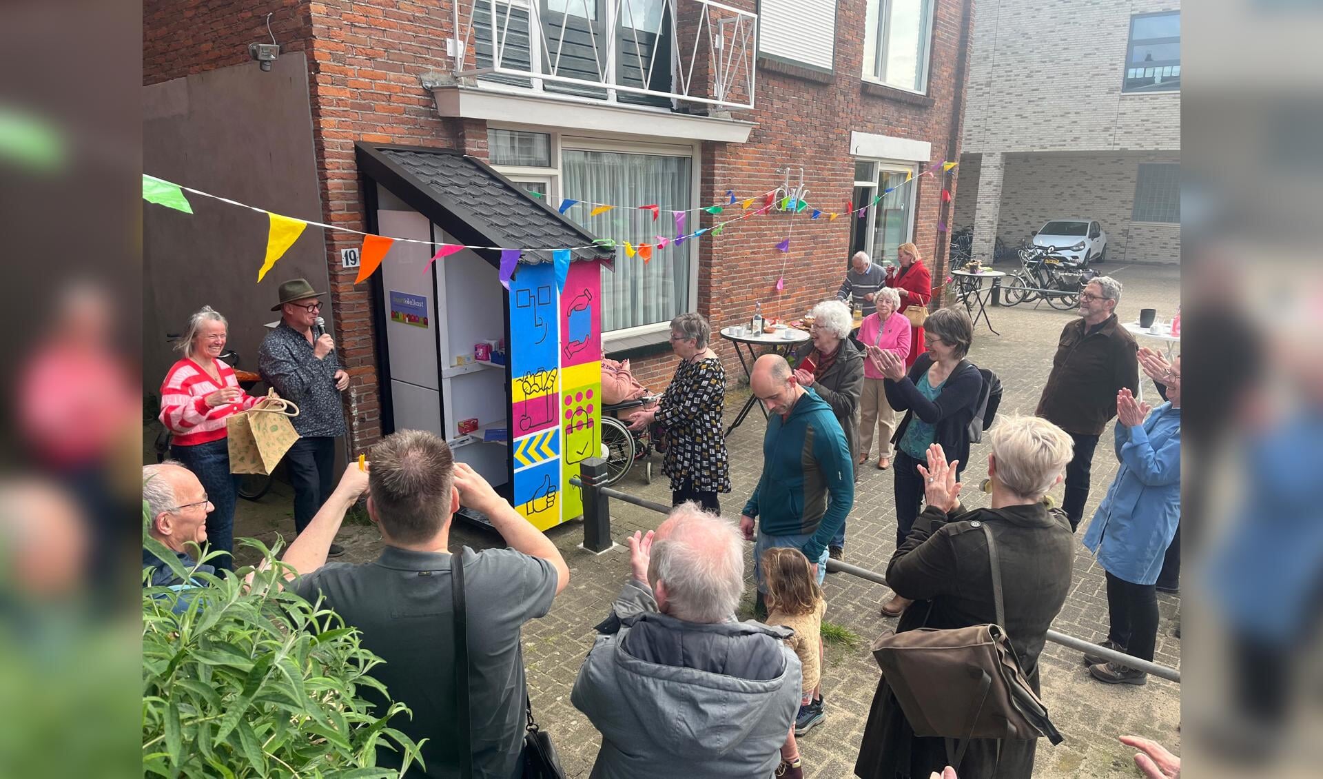 Op de opening van de buurtkoelkast in de wijk Noordveen kwamen zondag ongeveer twintig belangstellenden af. Foto: Niek Huijsmans 