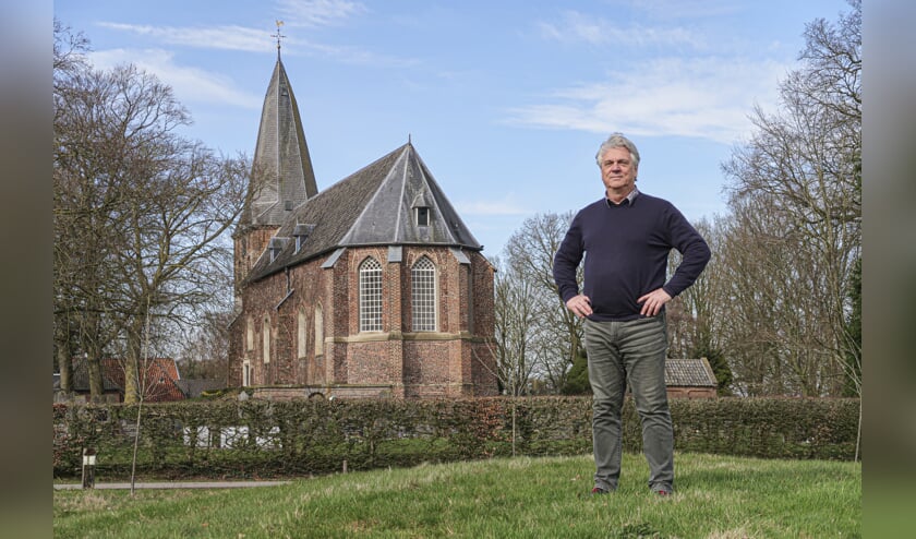 Directeur Arjen Woudenberg bij de Dorpskerk in Hoog-Keppel, de kerk waarin de stichting Gelderse Kerken kantoor houdt. Foto’s: Luuk Stam
