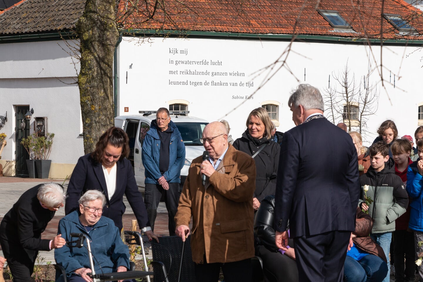 Lammert Hartgers bedankt de  burgemeester voor zijn toespraak. In donkerblauwe jas zijn vrouw Riek Hartgers-Abbink, overlevende van een fosforgranaatinslag in een schuilkelder op de laatste dag van de oorlog. Foto: Henk Derksen