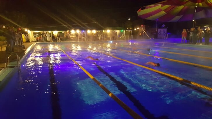 Het Burgemeester Kruijffbad in Steenderen houdt ook dit jaar een nachtelijke zwemmarathon