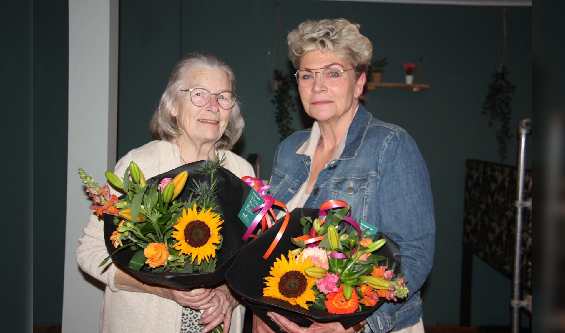Alie Elsman (l.) en Anita Jaaltink (r.) zijn al twintig jaar actief als vrijwilliger. Foto: Els Groot Roessink