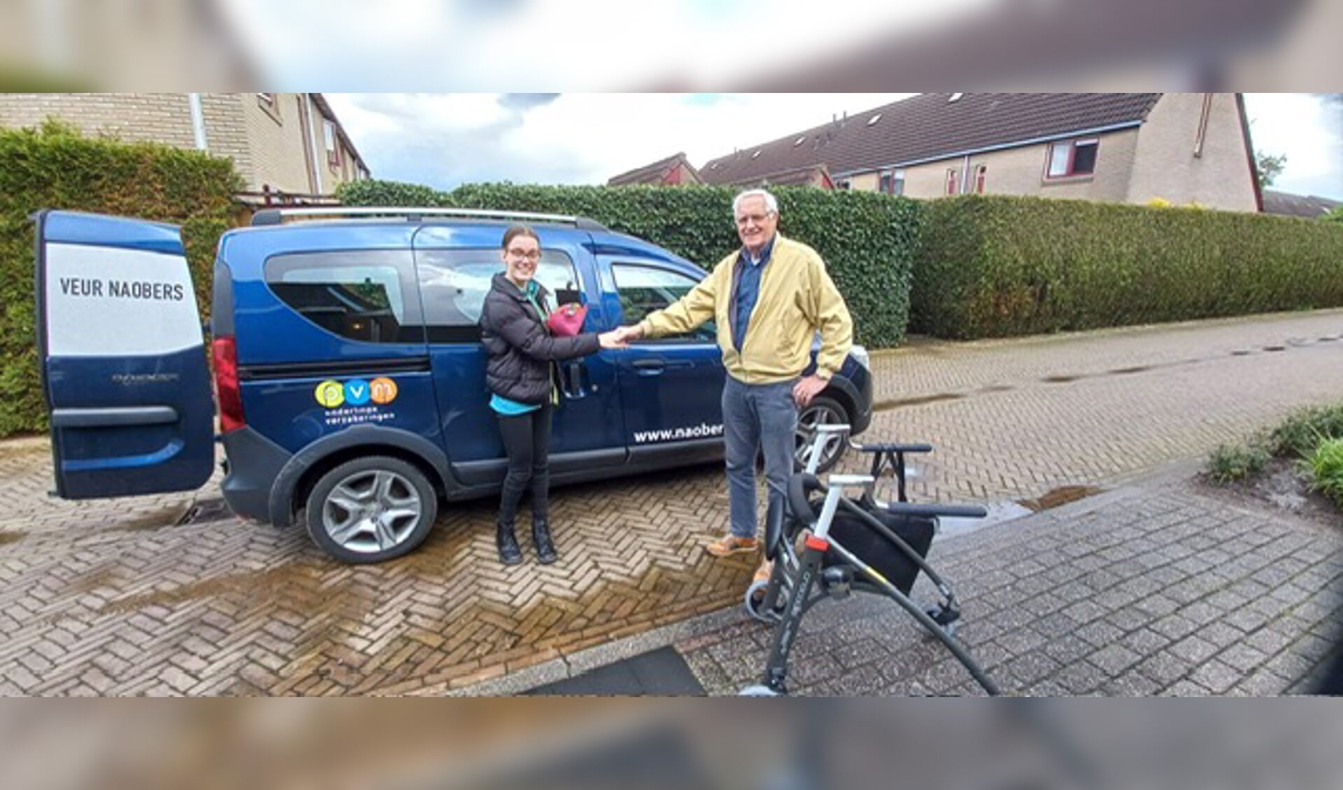 Daisy met chauffeur Joop Bark na de allerlaatste rit met de Naoberbus van school naar huis. Foto: PR