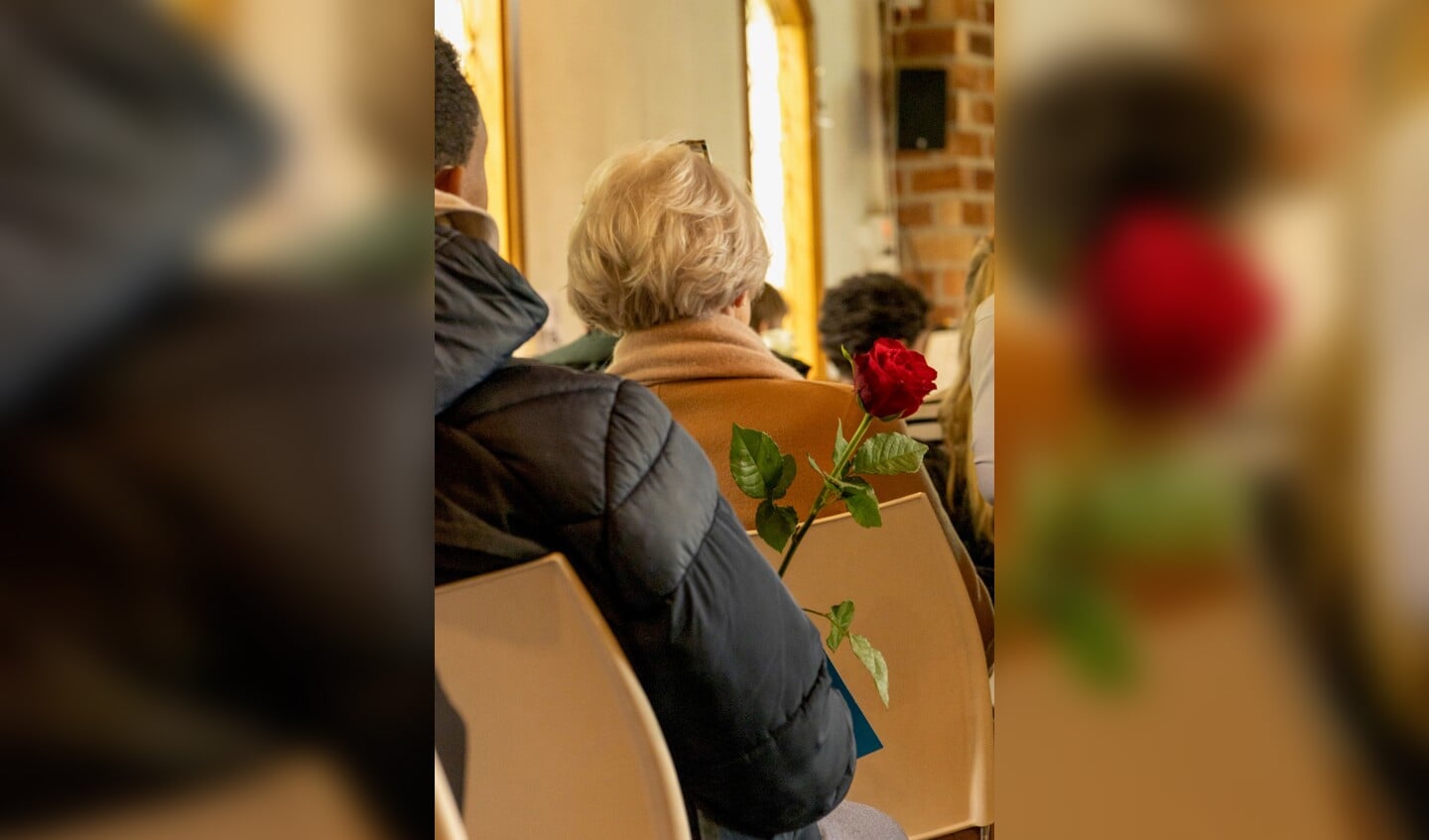 Leerling met roos in de kapel. Foto: Achterhoekfoto.nl / Annette van Bracht