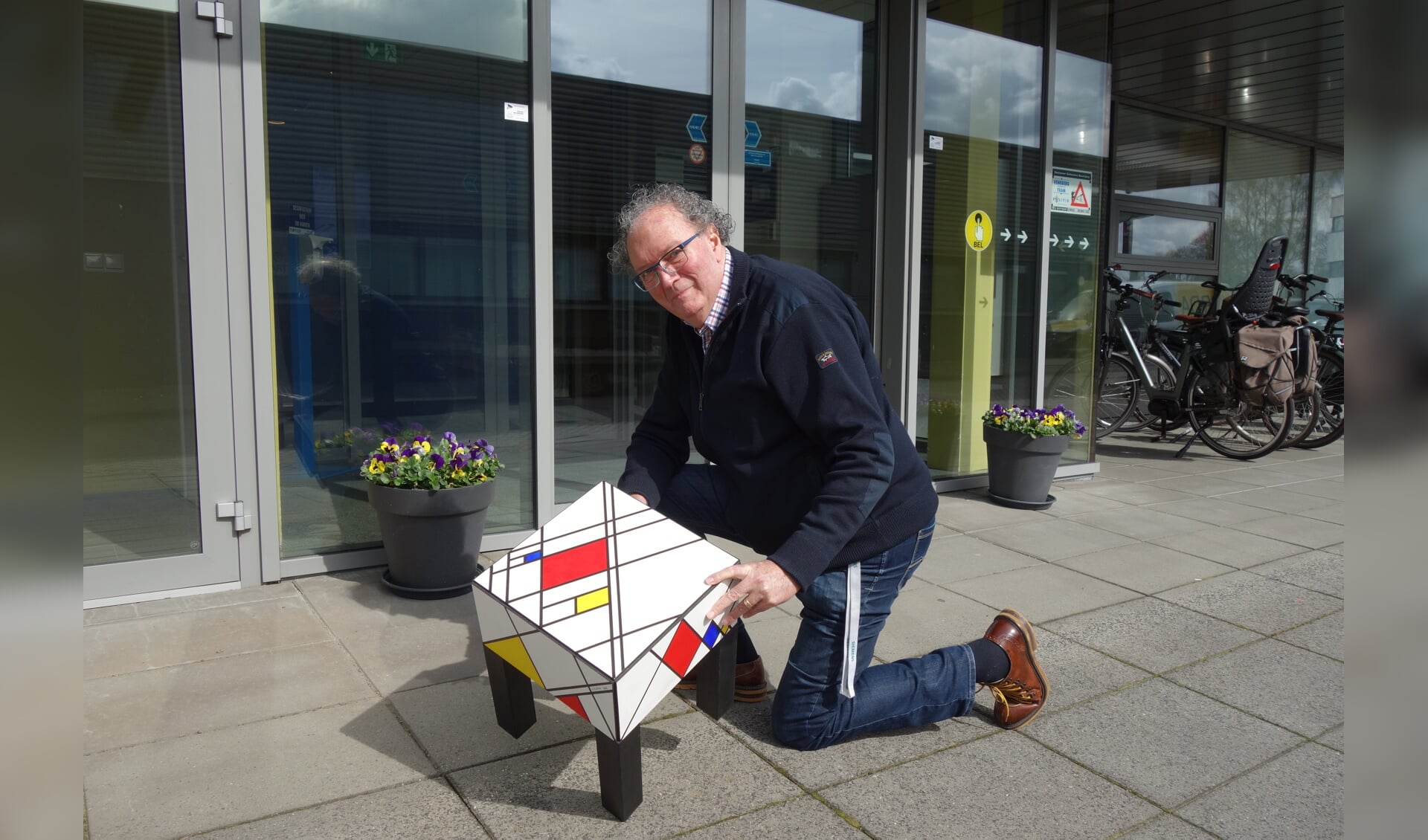 Henk ten Dolle met krukje dat aanleiding was voor de tentoonstelling die vanaf 20 april te zien is in Winterswijk. Foto: Clemens Bielen