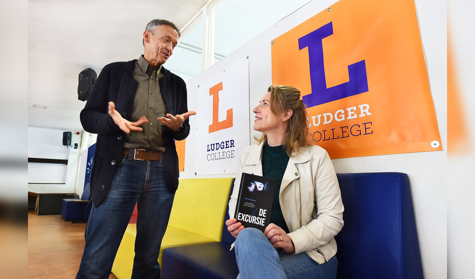Docent Marcel Derksen van het Ludger College en schrijfster Marieke Damen. Foto: Roel Kleinpenning