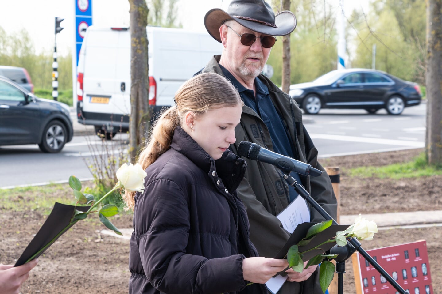 Scholiere Lana leest een gedicht voor. Naast haar staat voorzitter Zwier ter Mul van herdenkingscomité De Hoven. Foto: Henk Derksen