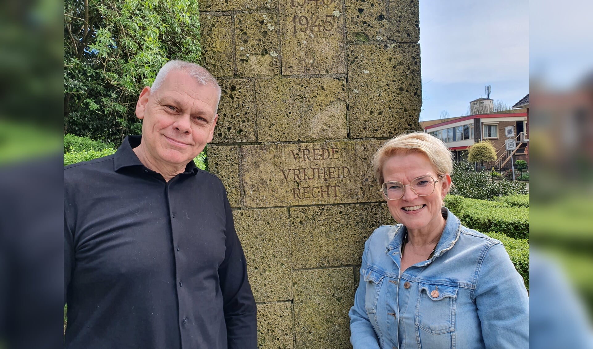 Jos Taken en Anne-Marie Wassink bij het oorlogsmonument. Foto: Henri Walterbos