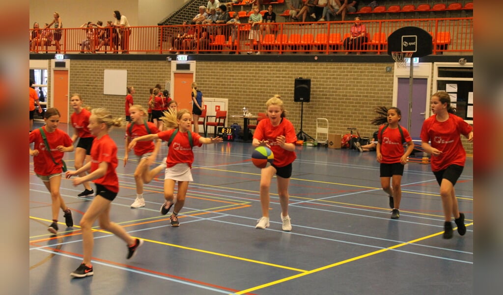 Zowel jongens als meisjes van groep 6, 7 en 8 waren sportief bezig in sporthal ‘t Spilbroek. Foto: PR