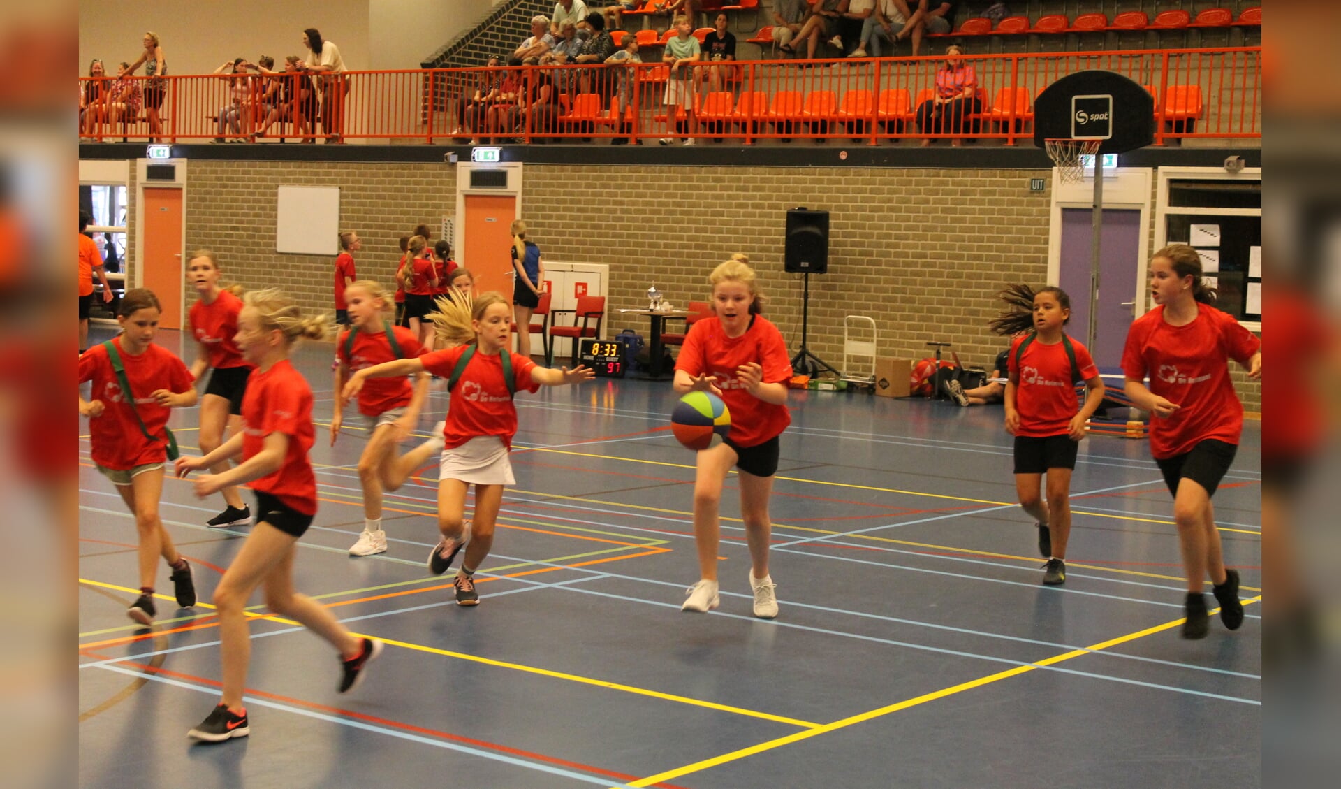Zowel jongens als meisjes van groep 6, 7 en 8 waren sportief bezig in sporthal ‘t Spilbroek. Foto: PR