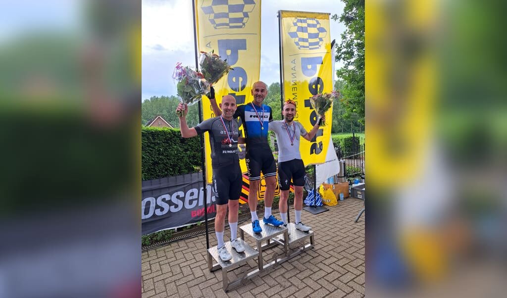 Joost Legtenberg (midden) van de Arnhemse wielervereniging RETO pakte zondag in Baak de titel van districtskampioen bij de masters 40-plus. Foto: PR