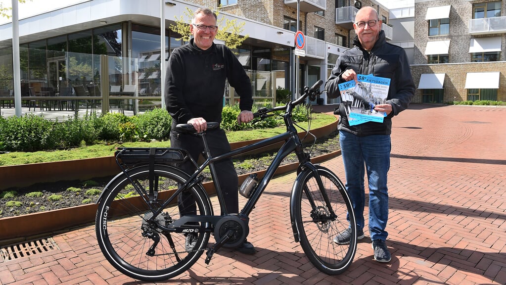 Links Hans Mekers en rechts Jos Visser van de fietsdagen Gendringen.
