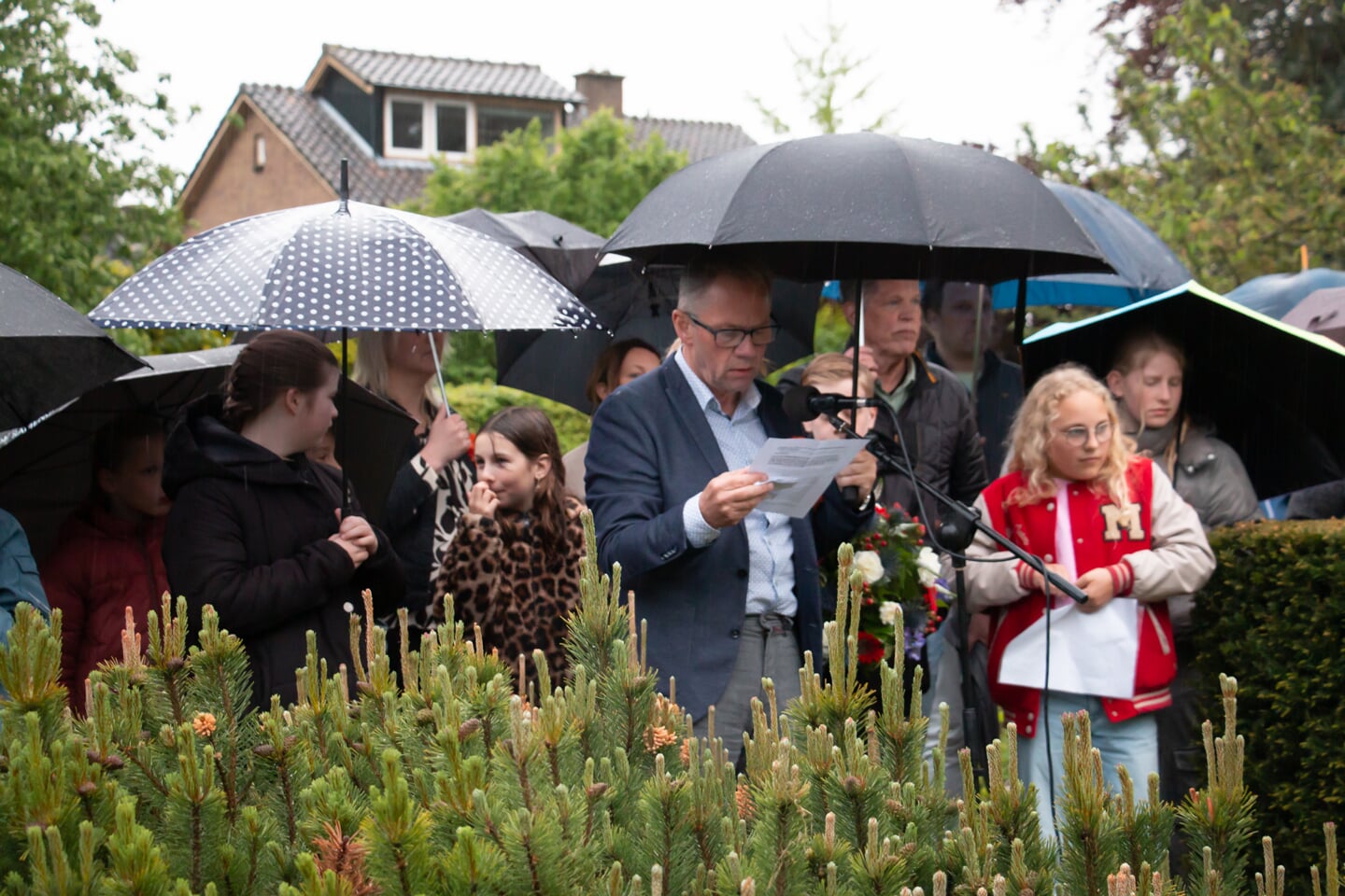 Peter van Drunen spreekt tijdens de herdenking in Steenderen. Foto: Liesbeth Spaansen