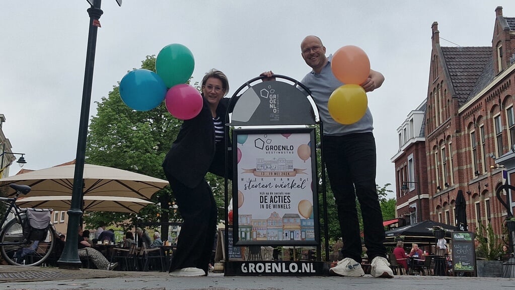 Tessa ten Barge (Tesli Kindermode) en Ivo Thuinte (Warenhuis Post) zijn de Grolse initiatiefnemers van de Week van de Stenen Winkel. Foto: PR