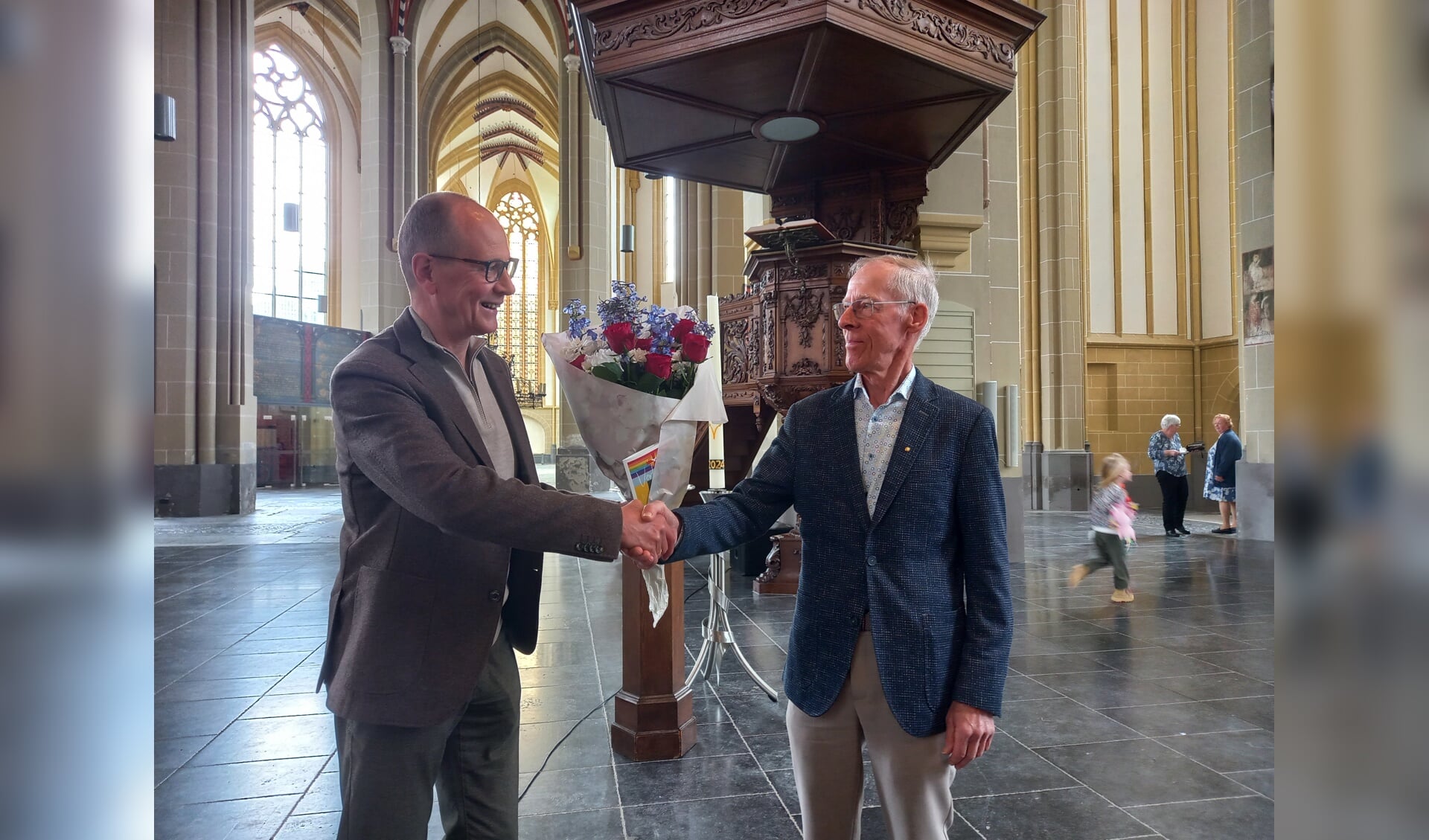 Elco de Rooij (l), voorzitter van het College van Kerkrentmeesters, feliciteert organist Bram van Oort met het 60-jarig jubileum. Foto: Alize Hillebrink