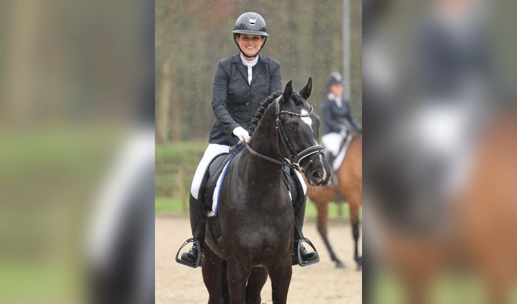 Elke Kettering met haar paard Onyx. Foto: Herman Kettering