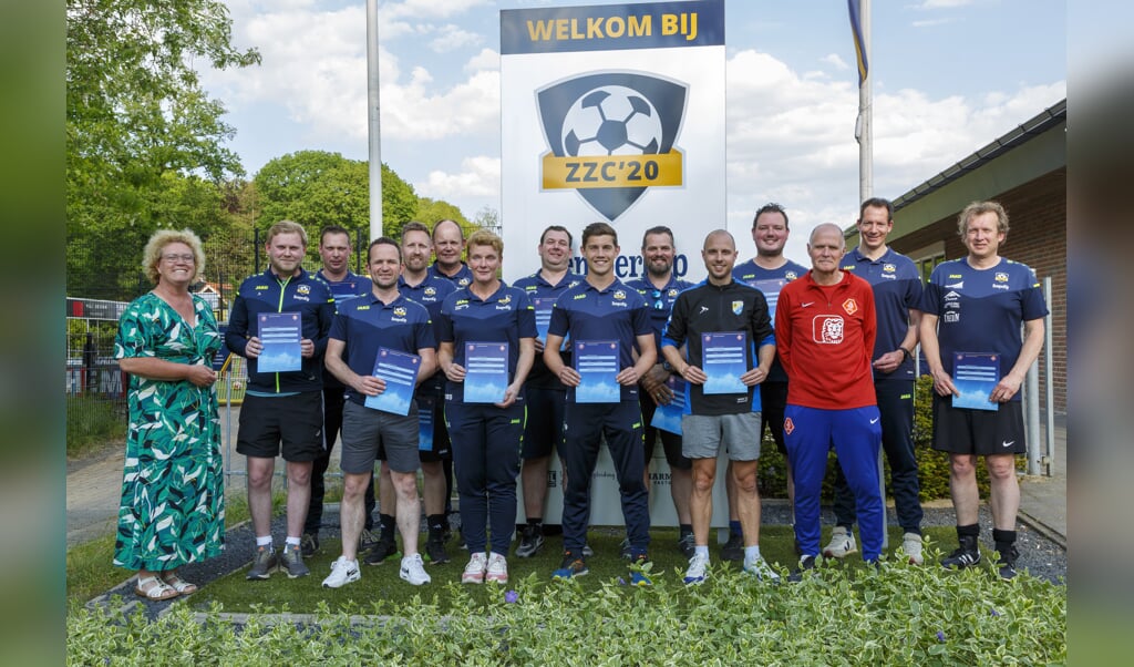 De jeugdtrainers die hun diploma’s VC1 junioren/ UEFA C behaalden. Links op de foto voorzitter ZZC’20 Yvonne Regelink. Foto: Fototeam van ZZC'20 / Mees Dekker