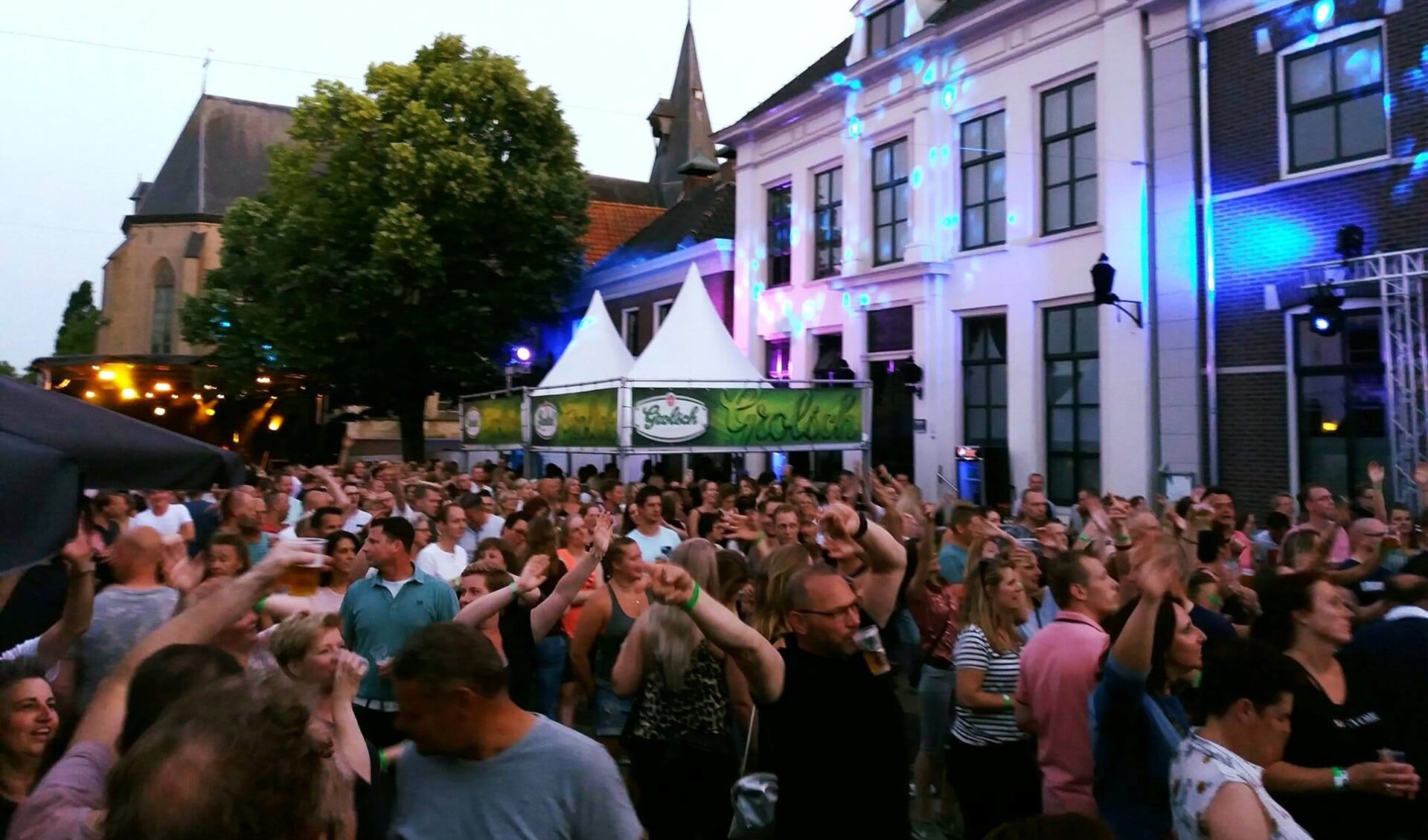 Publiek geniet op de markt op het Sjoksfestival. Foto PR