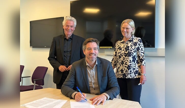 Edwin Maalderink ondertekent in bijzijn van de raad van toezicht het contract met Streekziekenhuis Koningin Beatrix in Winterswijk. Foto: PR SKB