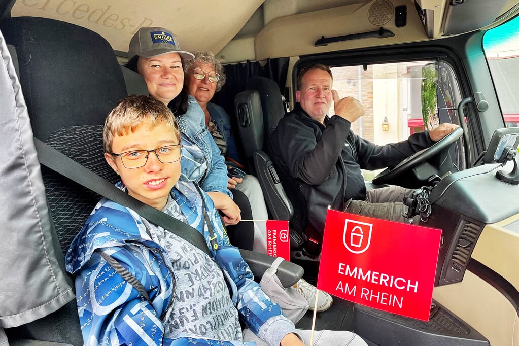 Karin van der Velden rijdt mee in de vrachtwagen met Matwej, moeder Elena en chauffeur Henry. Foto: Roel Kleinpenning