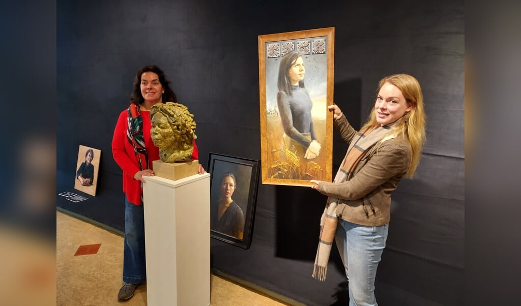 Kunstenaars uit alle delen van het land brachten de afgelopen dagen hun werk naar Ruurlo; samen zorgen zij voor een boeiende expositie, zoals Maria van der Laar uit Schayk (met beeld) en Gabriëlle Westra uit Heerenveen. Foto: PR