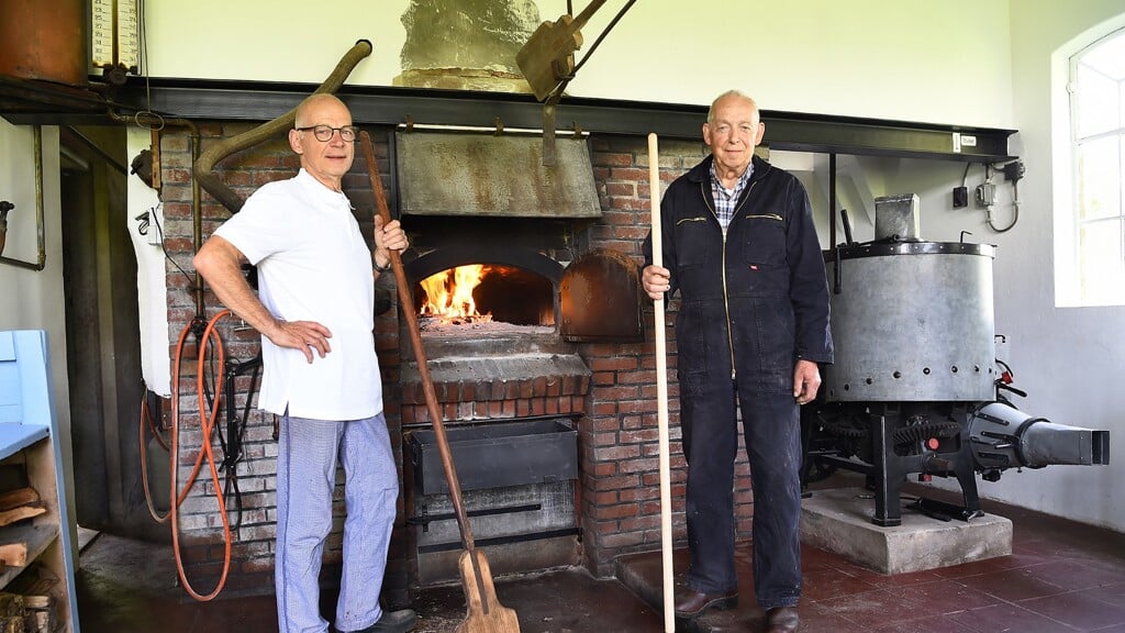 Links Wim en rechts Jan Krajenbrink in de bakkerij in het maalderijcomplex De Nieuwe Molen op Sinderen. 