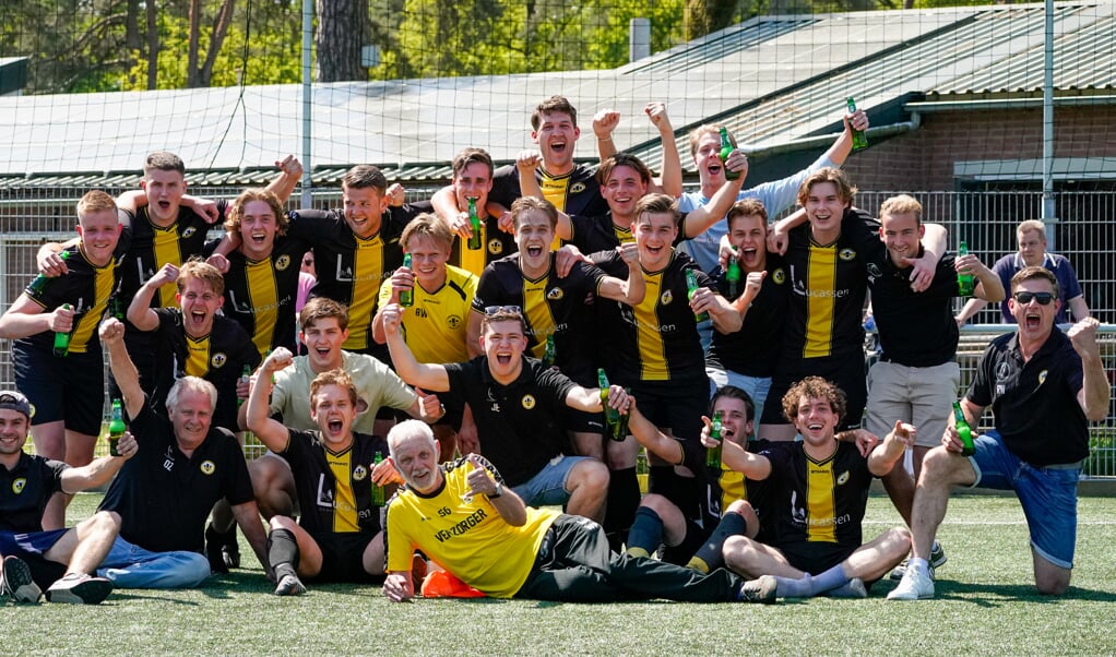 Het team van Vorden 3 na de gewonnen wedstrijd tegen Sp. Lochem 4, laat zich huldigen als kampioen van de res. 6e klas KNVB. Foto: Mark Zelle - Matchshots
