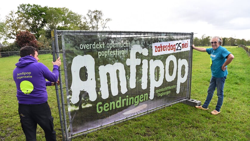 Rechts Dick Smits organisator van Amfipop in het Openluchttheater Engbergen. Foto: Roel Kleinpenning.