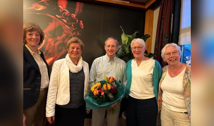 V.l.n.r. Hanny Huetink, Marja van der Tas (burgemeester van Bronckhorst), Mart de Kruif, Toos van Asselt  (voorzitter Mozaïek Toldijk) en Dikkie Garritsen (voorzitter Vrouwen van Nu Steenderen). Foto: PR