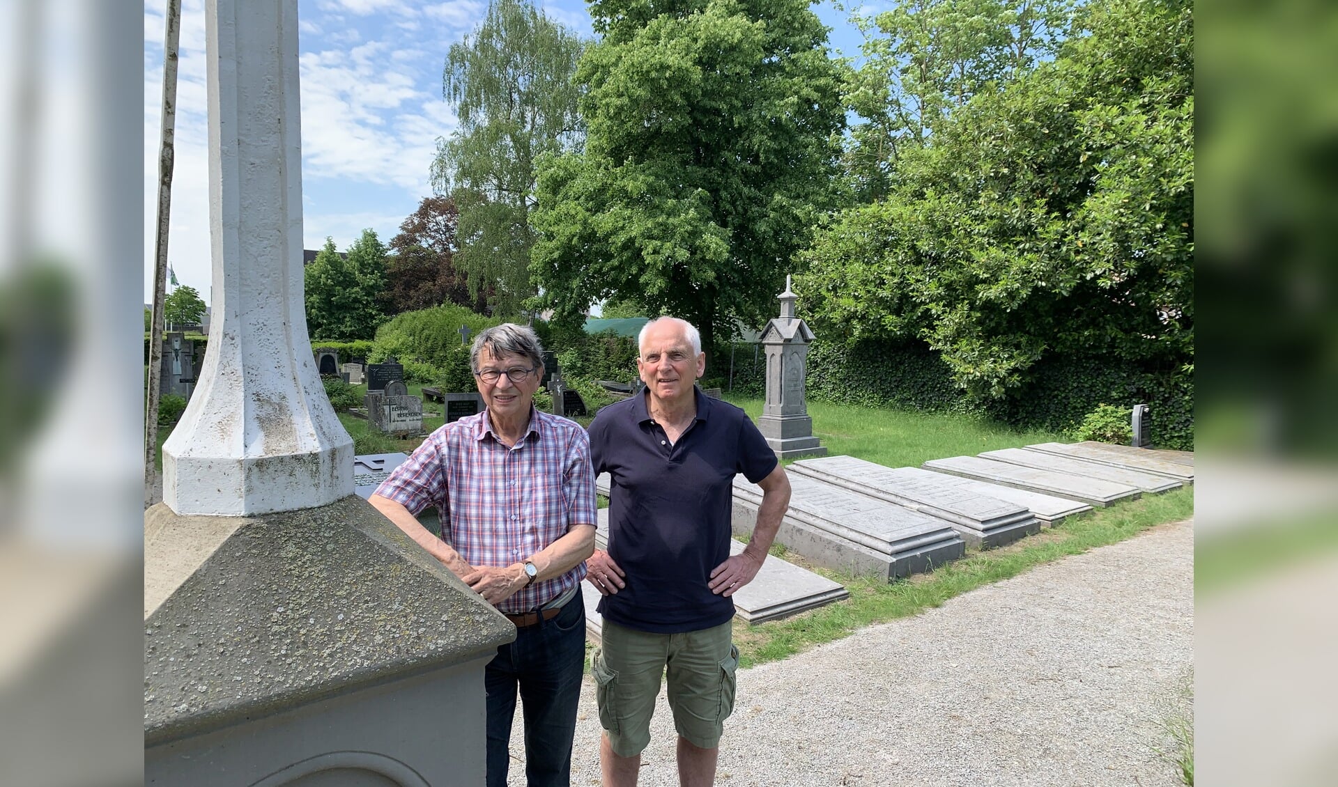 Hans de Graaf (links) en Hans de Beukelaer voor de gerestaureerde graven. Foto: Jos Wessels