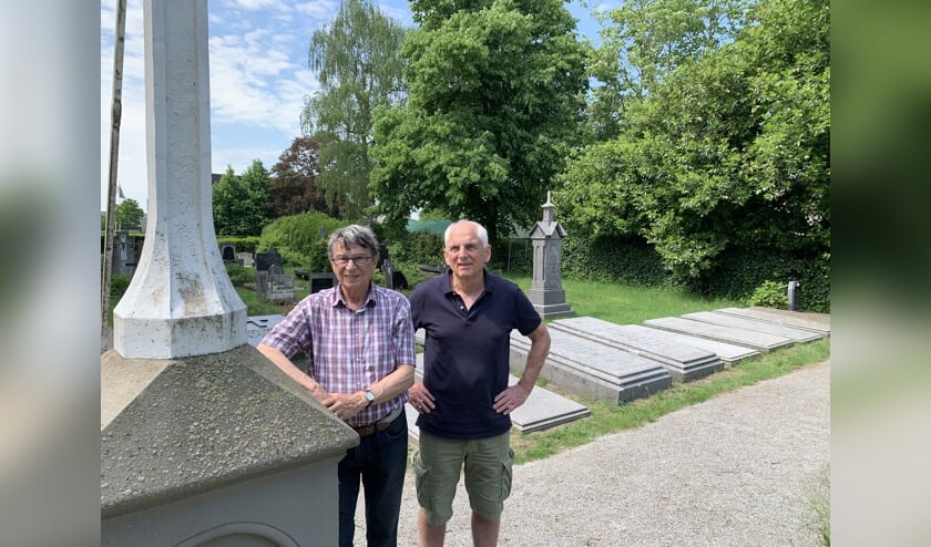 Hans de Graaf (links) en Hans de Beukelaer voor de gerestaureerde graven. Foto: Jos Wessels