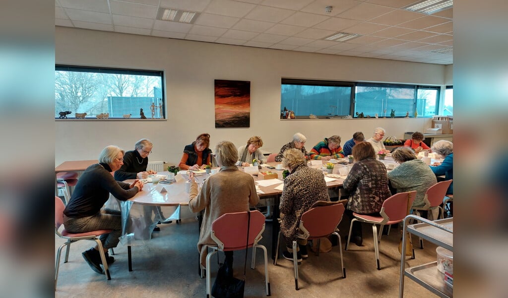 De ochtenden 'Creatief voor senioren' van Kunstkring Ruurlo zijn niet echt aan leeftijd gebonden  en bezoekers maken er nieuwe vrienden. Foto: PR