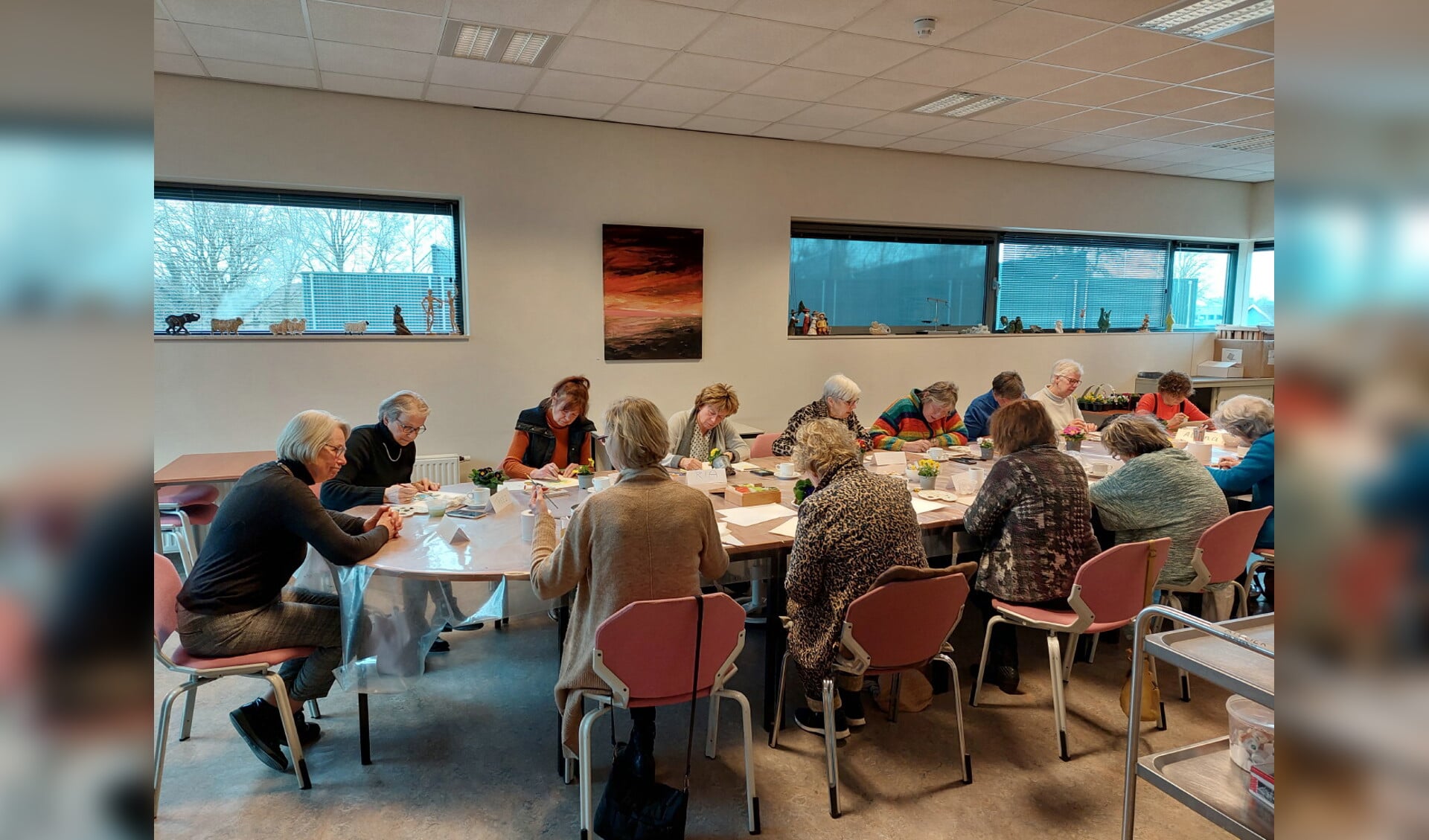 De ochtenden 'Creatief voor senioren' van Kunstkring Ruurlo zijn niet echt aan leeftijd gebonden  en bezoekers maken er nieuwe vrienden. Foto: PR