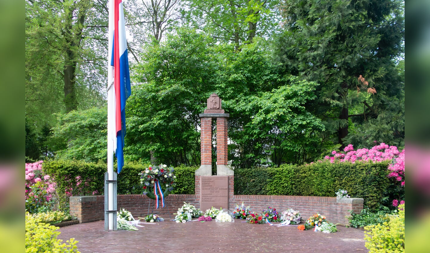 Bloemstukken bij het monument. Foto: Henk Derksen