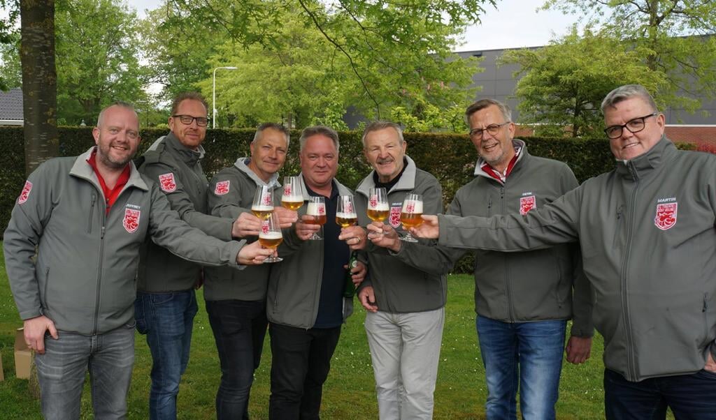 Het nieuwe bestuur van Supportersvereniging FC Twente Oost Gelre, proostend met het jubileumbierglas. Foto: Hemmie Oolthuis