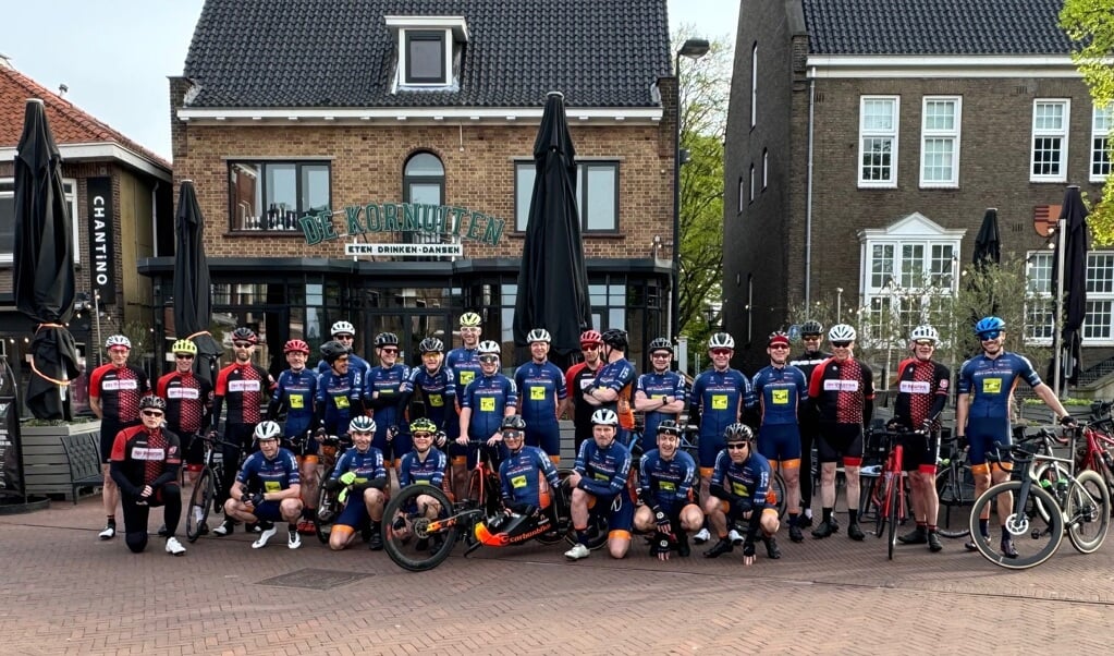 Ruim veertig wielrenners fietsen onder regie van de Haaksbergse Toer en Fietsclub 365 kilometer. Foto: PR