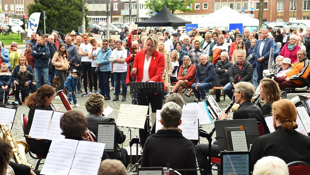 Winnaar van Maestro van de grensstreek wethouder Janine Kock (gemeente Oude IJsselstreek) dirigeerde het Nederlands-Duitse orkest met het nummer Eve of the War van Jeff Wayne. 