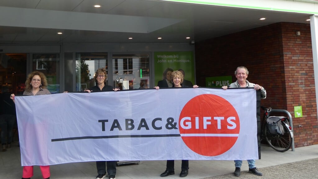 Monique van der Voort, Alida Groot Jebbink, Inge Bosch en John van der Voort met een banner van de nieuw te openen gemakswinkel Tabac & Gifts.  Foto: Jan Hendriksen