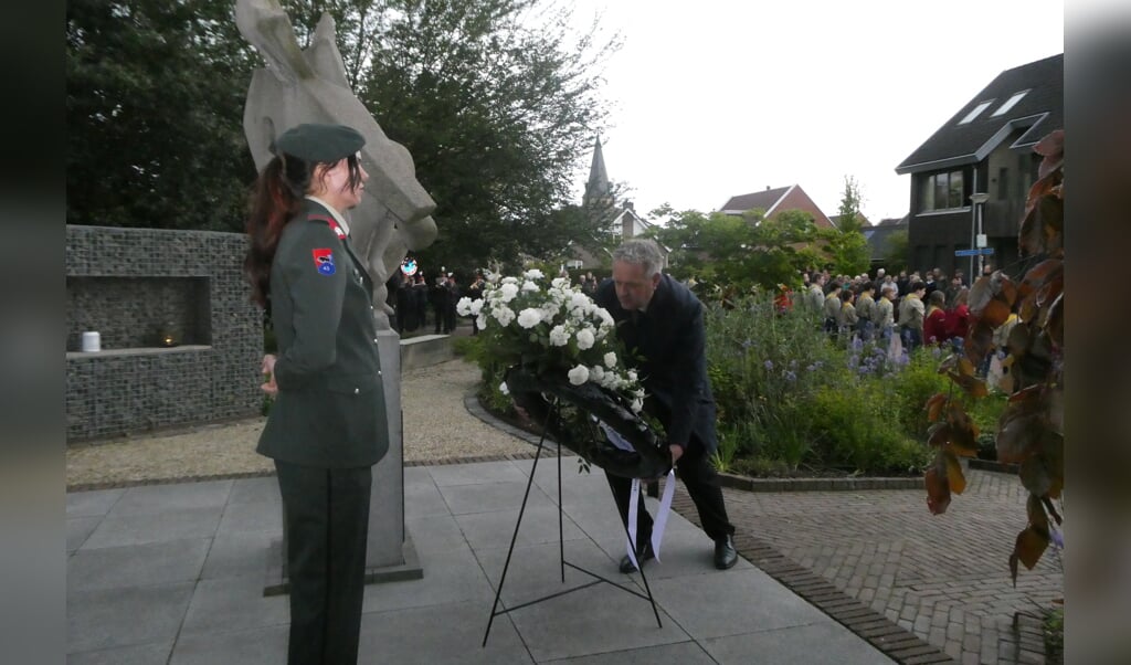 Als eerste legde wethouder Arjen van Gijssel namens de gemeente Berkelland een krans bij het monument. Foto's: Jan Hendriksen