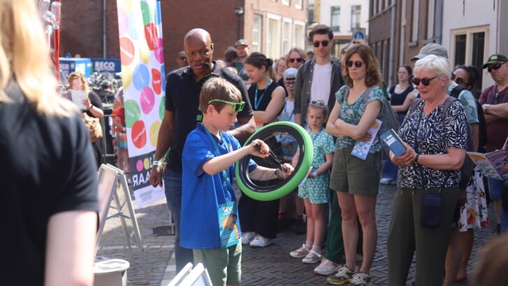 Een van de vele spannende én leerzame activiteiten tijdens Expeditie NEXT in Zutphen: Proberen een draaiend wiel recht te houden. Foto: Sander Grootendorst