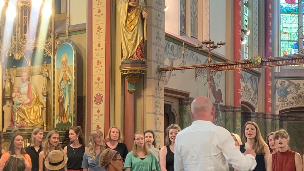 Het Haarlems Studenten Koor in actie bij een eerder concert in de kerk in Vierakker. Op de rug gezien dirigent Reyer Ploeg. Foto: Sander Grootendorst