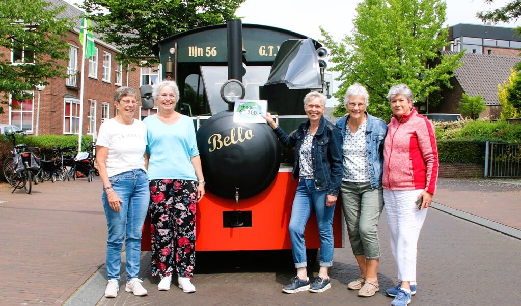 De organisatoren van de Ouderenkring Vorden bezorgden de leden weer een gezellige middag met als hoogtepunt het bezoek met Bello aan museum Smedekinck. Foto: PR  
